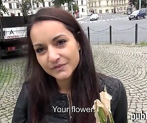 Amatéři bruneta česky děvka v prdeli v parku pro hotovost