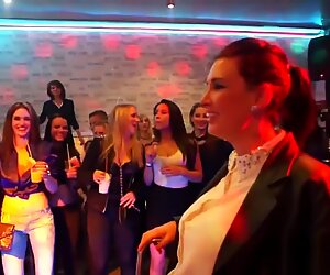 Amateur femme vêtue, homme nu jeune baisée