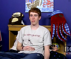 Awkward redheaded fiatal meleg shoves a műpénisz up that segglyuk