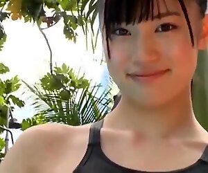 Shoko Takasaki - nuotare in piscina