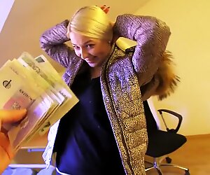 Schöne blonde kurve karol geht auf die straßen und denkt über sex nach