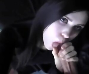 Sehr heiße Brünette bekommt eine riesige Gesichtsbehandlung