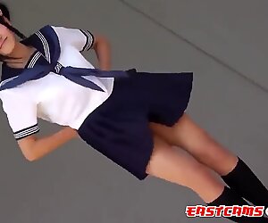 Siswa imut jepang menari