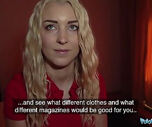 Publieksagent beeldschone blondine amaris onthult lichaam in lingerie