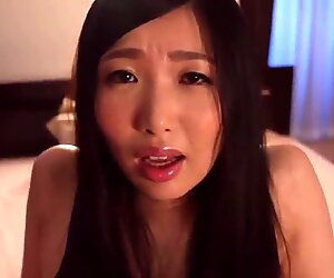 Een man filmt zichzelf terwijl hij een vibrator gebruikt op een Japanse MILF