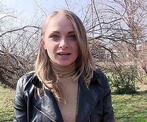 Calda ceca bambina mostra culo e chiavata