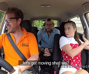 Američanky student šuká kolegu v auto