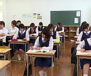 Sınıfın önünde parmaklanma - japanstiniest