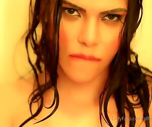 Sherlyn chopra, douche à eau chaude, entièrement nue