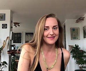Talentfulde sarah spiller klaver og spiller derefter med sig selv!