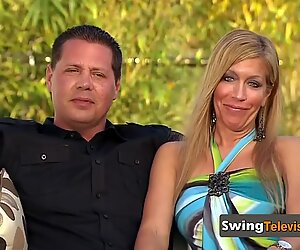 Swingers verbinden elkaar seksueel voordat ze de andere koppels ontmoeten in een open swing house