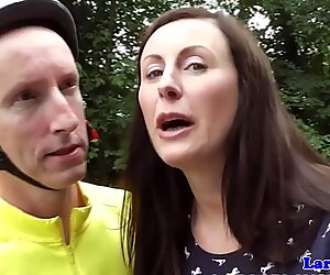 Brittisk milf i damstrumpor rumpknullad