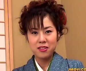 Chinatsu gaduh bermain dengan dirinya dan mendapat kacau keras dengan muka
