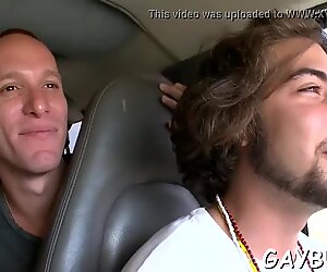 Sperma libero durante il sesso gay selvaggio
