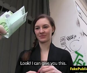 Euro baby bläst schwanz für geld gezogen