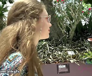 Elena Koshka elenassa saapuu Singaporeen, eikä malta odottaa nähdäkseen kaikki sivustot - atkgirlfriends