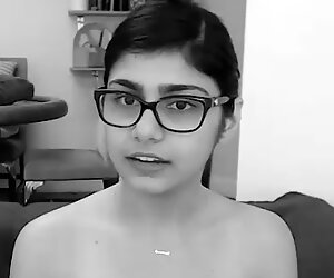 Mia Khalifa menyukai droppin'_ n-bomb