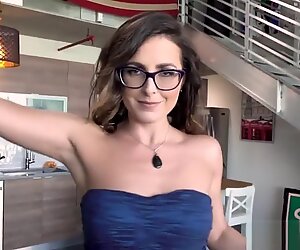 Sayang ibu tiri milf di kaca mata mendapat mulut sperma