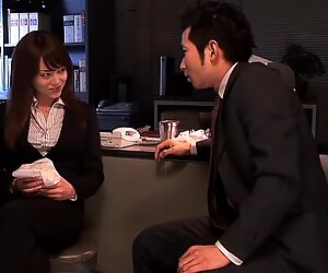 Luar biasa jepang gadis Akiho Yoshizawa dalam film jav close-up gila
