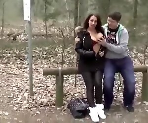 Glucklicher nerd mit kleinem fallo, der versucht, vollbusiges teenager zu trombare