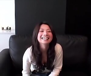 Snoezig japans meisje in jeans panty baan