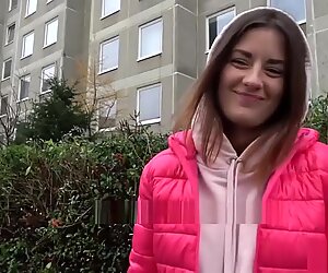 Publicznie agent hot rosjanki z tatuażami uwielbia brać duży chuj