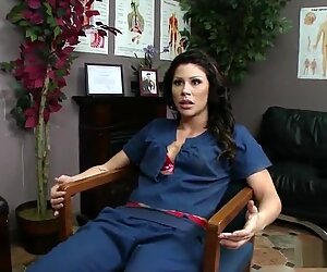Brazzers - assistente do médico Brooklyn Lee fode seu patrão