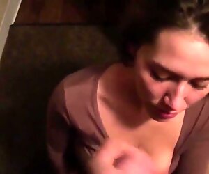 Alleinerziehende Mutter nimmt Gesichtsbehandlung