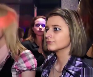 Echter Neuling feiert und schluckt Sperma