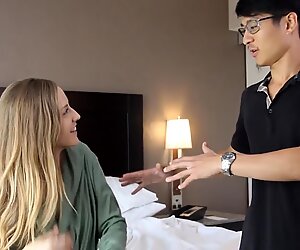 Karla Kush mendapat threesome fantasi asia dengan dua lelaki asia