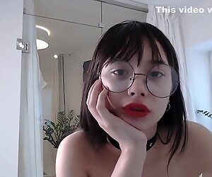 Slutty azjatki seksownie tańczy i rozbiera się w studiu pt9