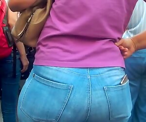 Geweldige grote konten rijpevrouw MILFs in strakke jeans